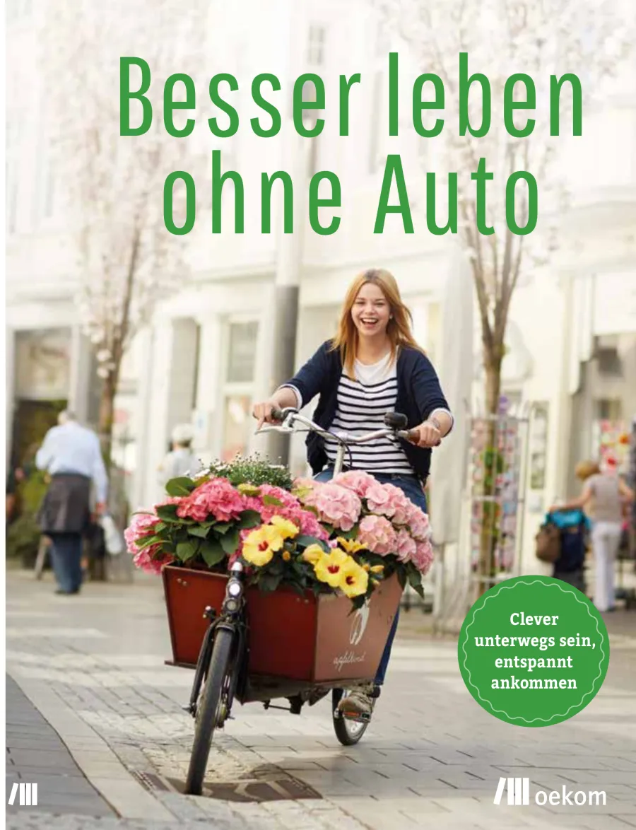 Umschlag des Buches „Besser leben ohne Auto“: eine lachende Frau fährt ein
              Lastenrad voller Hortensien durch eine Fußgängerzone.